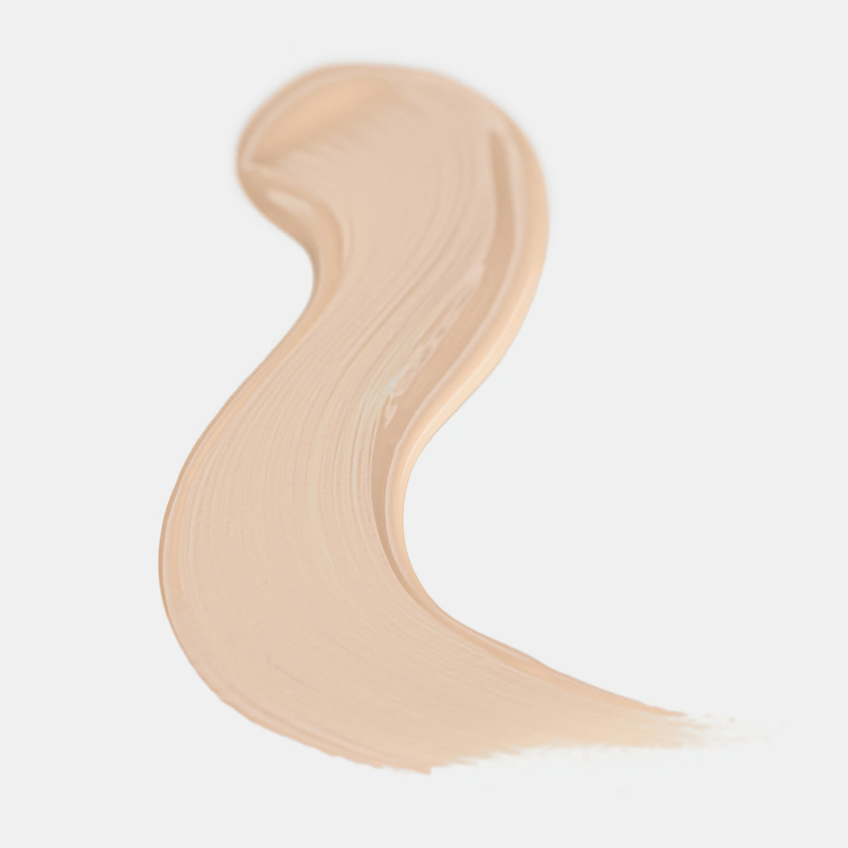 Cremiger Farbstreifen des Catrice Instant Bright Serum Concealers in der Farbe 001N (neutrales helles Beige) auf heller Oberfläche.