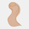 Cremiger Farbstreifen des Catrice Instant Bright Serum Concealers in der Farbe 005W (warmes Beige) auf heller Oberfläche.