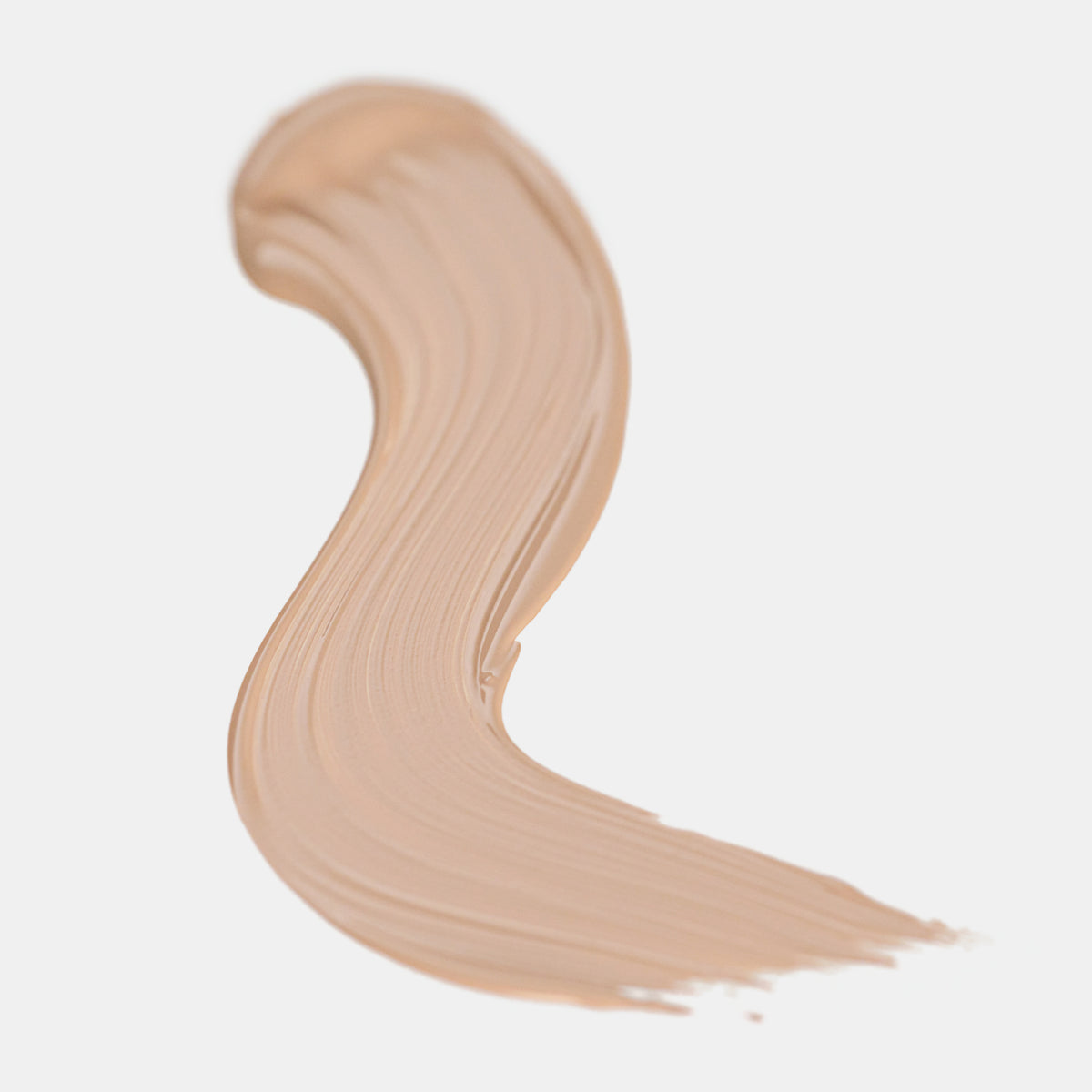 Cremiger Farbstreifen des Catrice Instant Bright Serum Concealers in der Farbe 010C (helles Beige) auf heller Oberfläche.