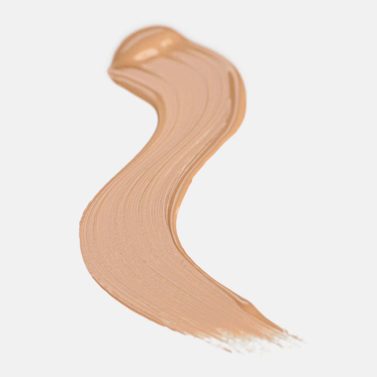 Cremiger Farbstreifen des Catrice Instant Bright Serum Concealers in der Farbe 015W (warmes Beige) auf heller Oberfläche.