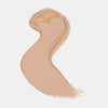 Cremiger Farbstreifen des Catrice Instant Bright Serum Concealers in der Farbe 018C (Beige) auf heller Oberfläche.