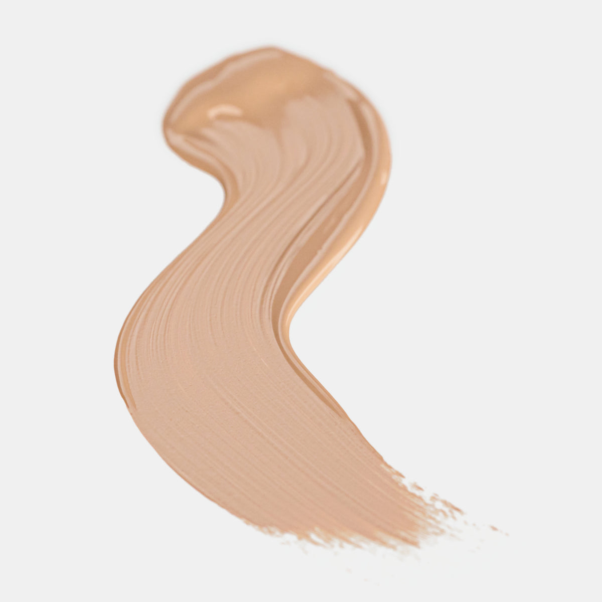 Cremiger Farbstreifen des Catrice Instant Bright Serum Concealers in der Farbe 018C (Beige) auf heller Oberfläche.