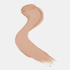 Cremiger Farbstreifen des Catrice Instant Bright Serum Concealers in der Farbe 033C ( Beige) auf heller Oberfläche.