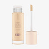 Eine geöffnete Flasche Soft Glam Filter Fluid 002 mit im Deckel integrierten Applikator vor weißem Hintergrund.