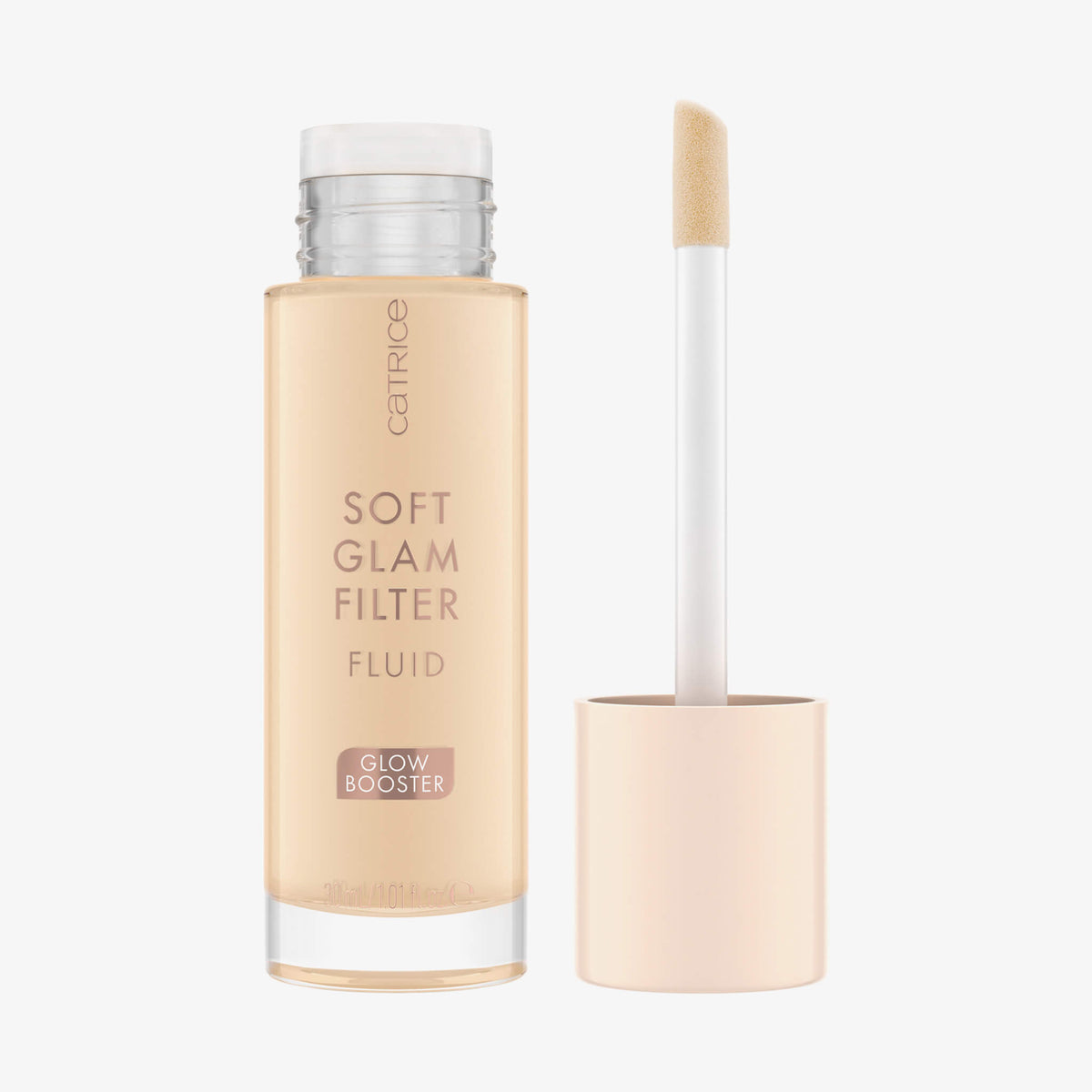 Eine geöffnete Flasche Soft Glam Filter Fluid 002 mit im Deckel integrierten Applikator vor weißem Hintergrund.