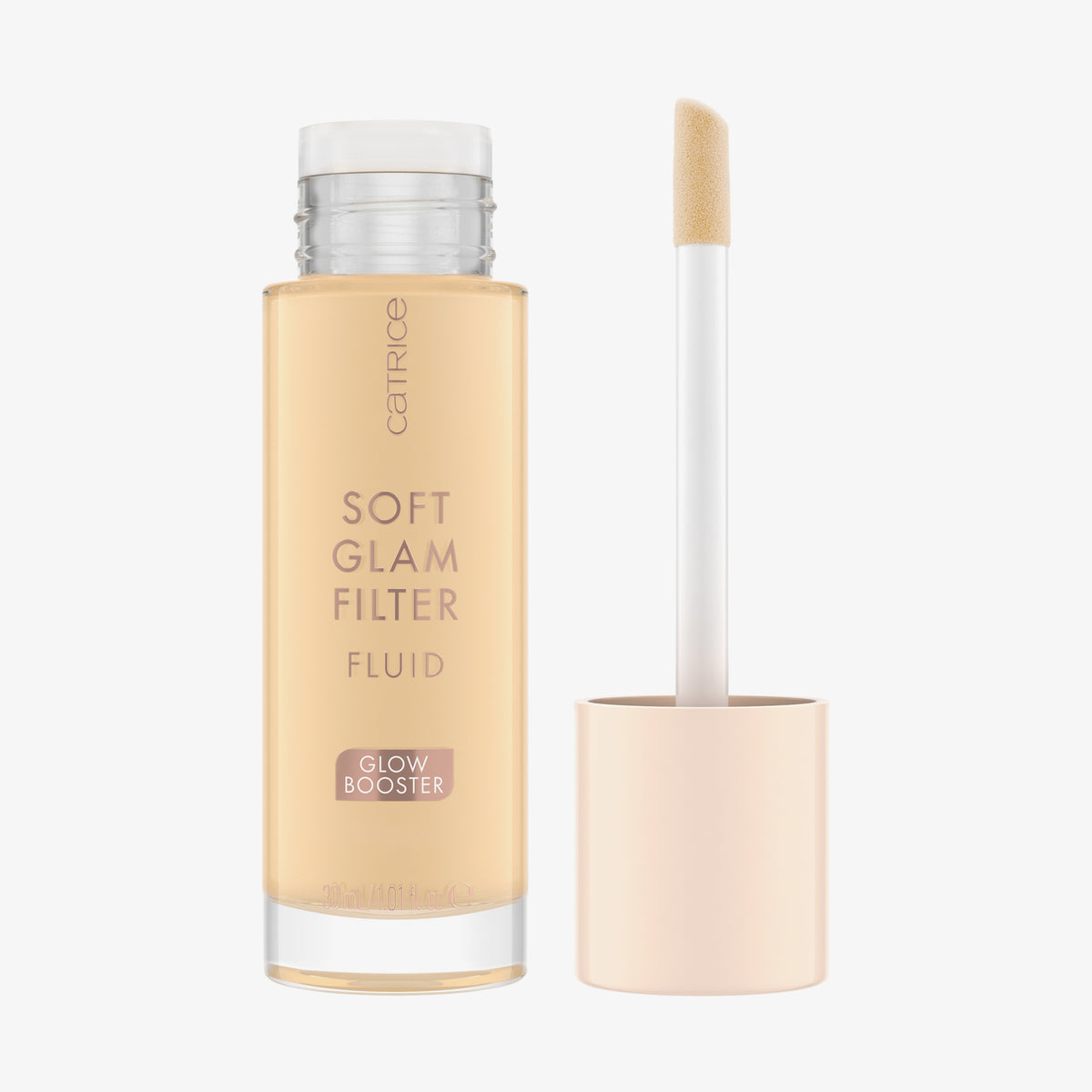Eine geöffnete Flasche Soft Glam Filter Fluid 010 mit im Deckel integrierten Applikator vor weißem Hintergrund.