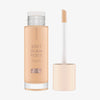 Eine geöffnete Flasche Soft Glam Filter Fluid 015 mit im Deckel integrierten Applikator vor weißem Hintergrund.