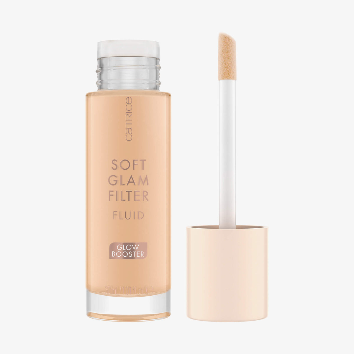 Eine geöffnete Flasche Soft Glam Filter Fluid 015 mit im Deckel integrierten Applikator vor weißem Hintergrund.