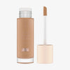 Eine geöffnete Flasche Soft Glam Filter Fluid 030 mit im Deckel integrierten Applikator vor weißem Hintergrund.