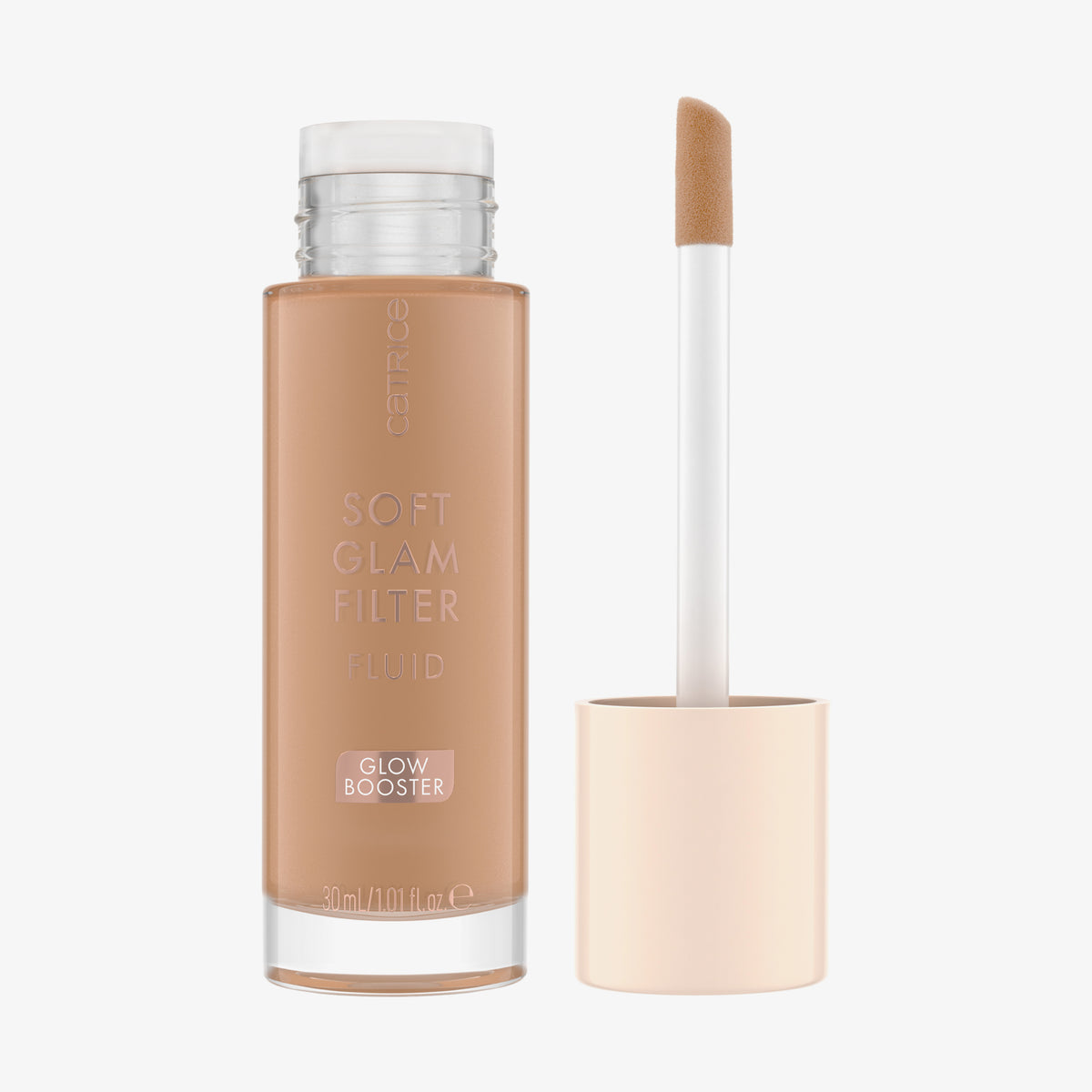 Eine geöffnete Flasche Soft Glam Filter Fluid 030 mit im Deckel integrierten Applikator vor weißem Hintergrund.