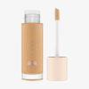 Eine geöffnete Flasche Soft Glam Filter Fluid 040 mit im Deckel integrierten Applikator vor weißem Hintergrund.