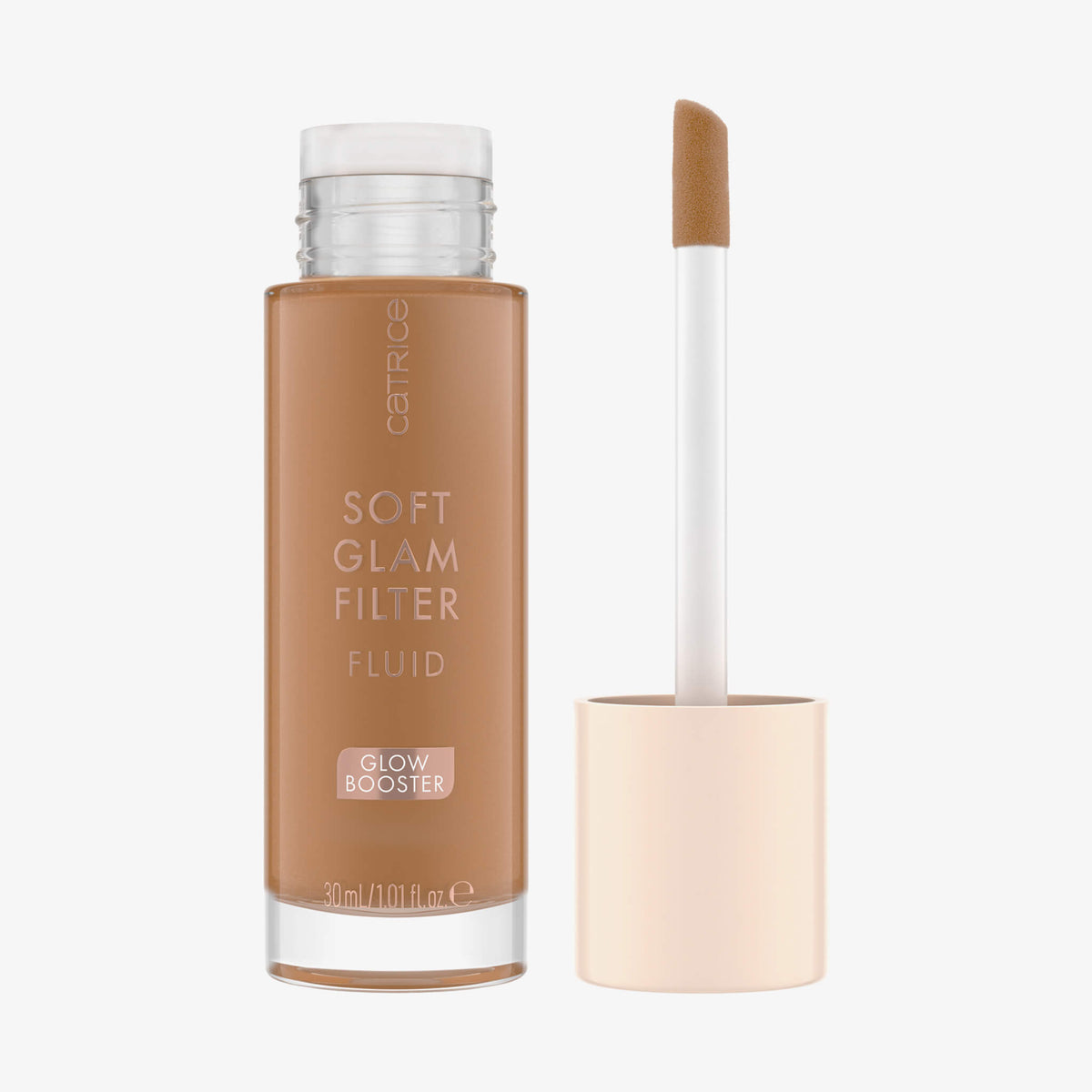 Eine geöffnete Flasche Soft Glam Filter Fluid 065 mit im Deckel integrierten Applikator vor weißem Hintergrund.