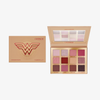 Die Wonder Woman Lidschattenpalette umfasst 15 Farbtöne in einem beige-roten Etui und wird mit der dazugehörigen Box geliefert.
