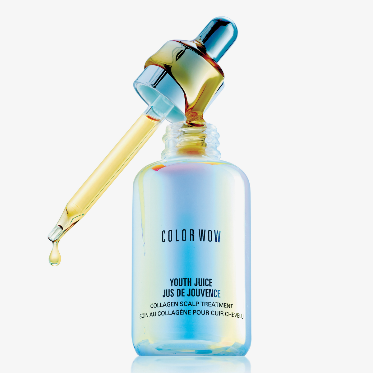 Eine Glaspipette mit gelbem Serum über einer offenen blauen Flasche Color Wow Youth Juice Collagen Scalp Treatment mit Chromefinish.