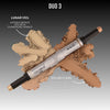 Der Danessa Myricks Beauty Duo Multi-Use Pigment Stick, hier in Bronze und Gold (DUO 3), ist auf einem dunklen Hintergrund aufgetragen.