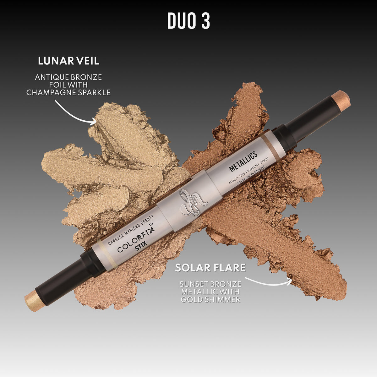 Der Danessa Myricks Beauty Duo Multi-Use Pigment Stick, hier in Bronze und Gold (DUO 3), ist auf einem dunklen Hintergrund aufgetragen.