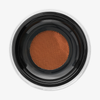 Draufsicht auf Danessa Myricks Beauty Evolution Powder in der Nuance #4, bereit zum Auftragen.