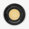 Draufsicht auf Danessa Myricks Beauty Evolution Powder in Gelb mit rundem Wabenmuster auf einem schwarz-silbernen Gehäuse.