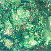 Infinite Chrome Flakes Laser Bream von Danessa Myricks Beauty ist ein grüner, schillernder Schimmer mit glitzernden, reflektierenden Partikeln für einen funkelnden Effekt.