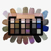 Die Danessa Myricks Beauty Lightwork Palette VII Freedom Palette enthält 18 Lidschattentöne, deren Farbmuster kreisförmig um das offene Gehäuse angeordnet sind.