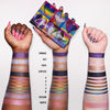 Drei Arme mit unterschiedlichen Hauttönen zeigen bunte Lidschattenmuster aus der Love is Love-Palette, beschriftet mit deren Namen.