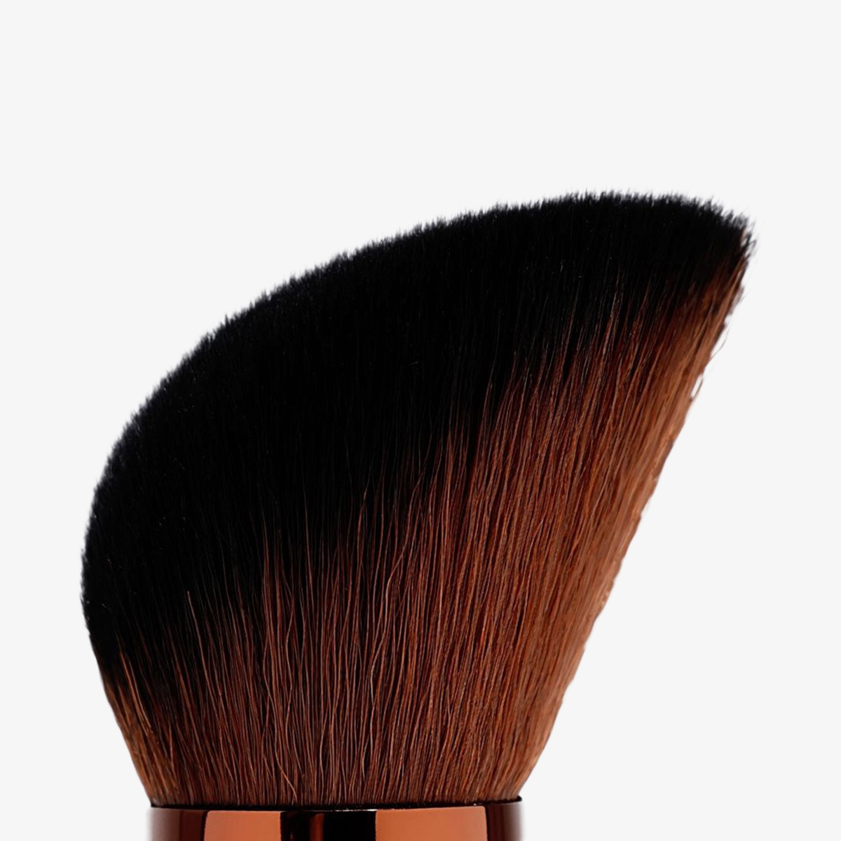 Nahaufnahme von Danessa Myricks Beauty Yummy Face 1.0 All Over Complexion Brush mit braunen Borsten, auf weißem Hintergrund.