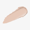 Ein hellbeiger Farbstreifen Yummy Skin Blurring Balm Powder Shade 0.5 auf weißem Hintergrund.
