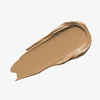 Ein beiger Farbstreifen Yummy Skin Blurring Balm Powder Shade 4 auf weißem Hintergrund.
