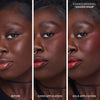 Frau trägt Blush in der Farbe ‚Golden Hour‘ – ungeschminkt, leicht aufgetragen und intensiv aufgetragen im Vergleich.