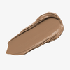 Ein dunkelbeiger Farbstreifen Yummy Skin Blurring Balm Powder Shade 5.5 auf weißem Hintergrund.