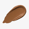 Ein brauner Farbstreifen Yummy Skin Lift & Flex Concealer 11 auf weißem Hintergrund.