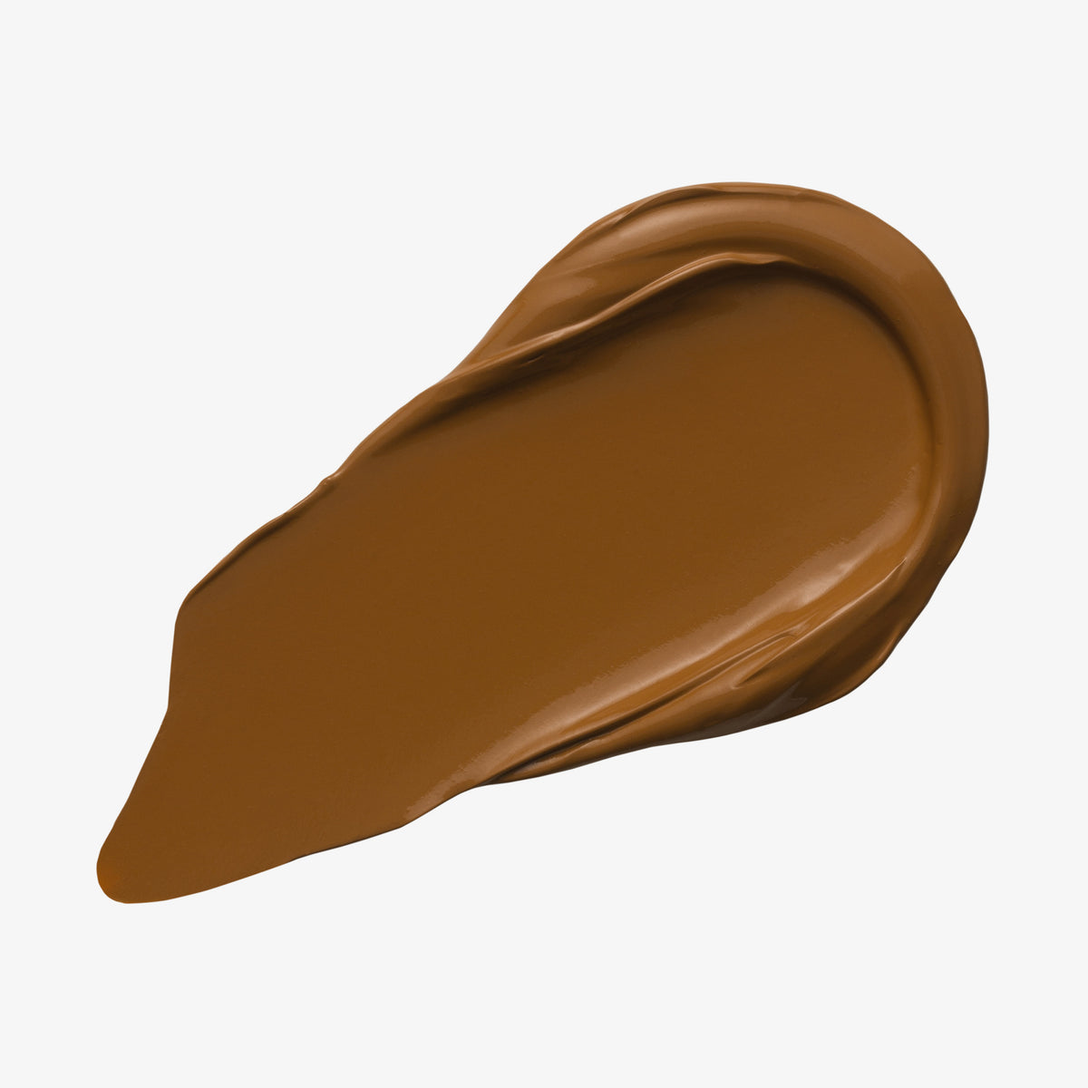 Ein warm-brauner Farbstreifen Yummy Skin Lift & Flex Concealer 13 auf weißem Hintergrund.