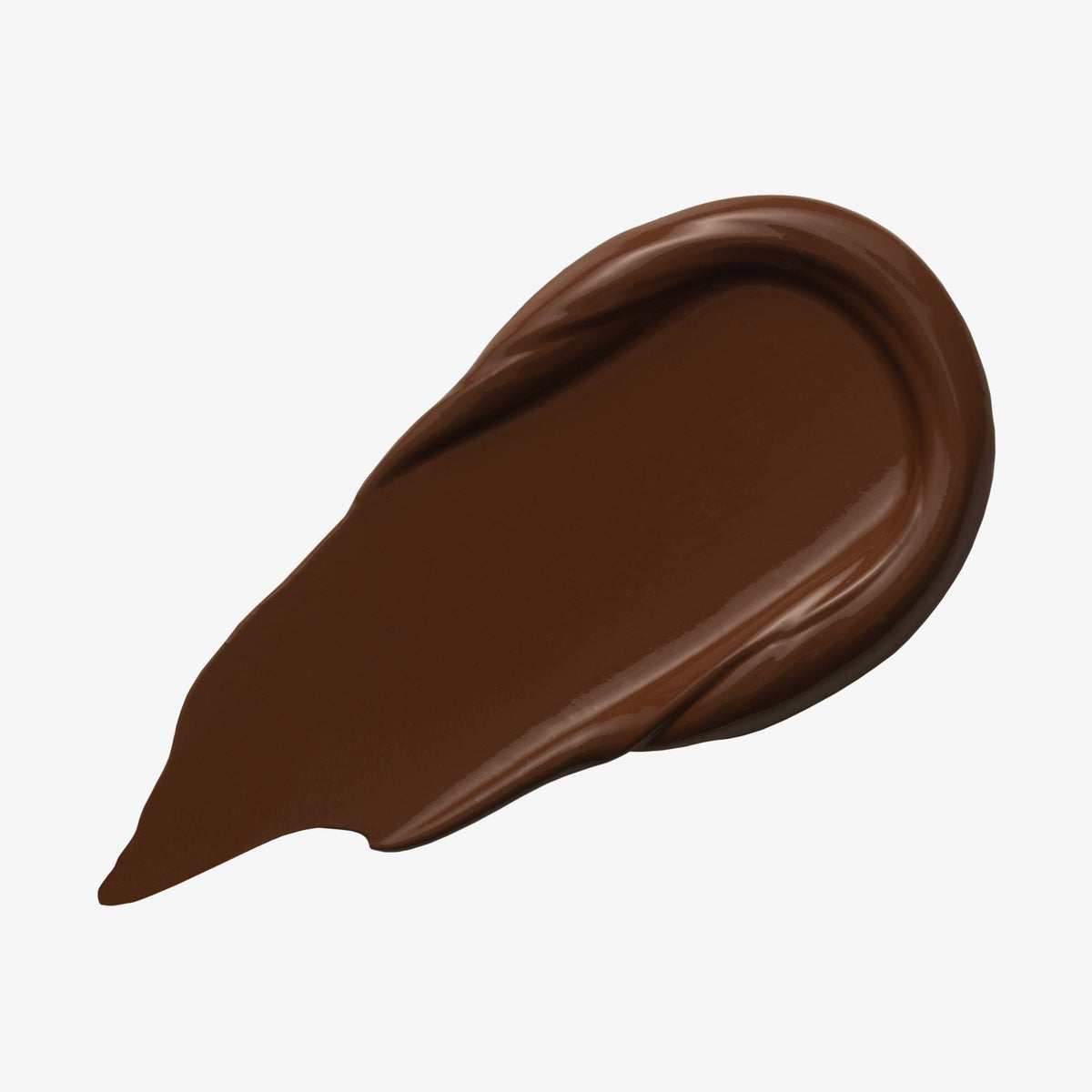 Ein tiefbrauner warmer Farbstreifen Yummy Skin Lift & Flex Concealer 18 auf weißem Hintergrund.