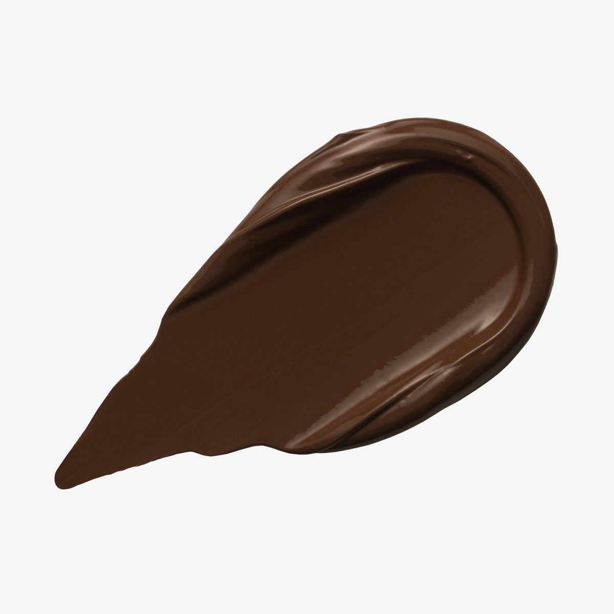 Ein tiefbrauner Farbstreifen Yummy Skin Lift & Flex Concealer 20 auf weißem Hintergrund.