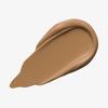 Ein dunkelbeiger Farbstreifen Yummy Skin Lift & Flex Concealer 7 auf weißem Hintergrund.