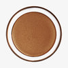 Offener Behälter Yummy Skin Blurring Balm Powder Lowlighter Incognito mit bronze-schimmerndem Inhalt.