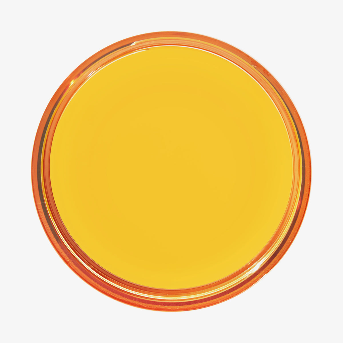 Geöffnete Dose Yummy Skin Moisture Repair Balm Serum mit leuchtend gelbem Balsam auf weißem Hintergrund.