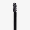 Eine Nahaufnahme eines Brow Blow Out Shaping Gel-Stabs mit mit Gel beschichteten Borsten, isoliert auf weißem Hintergrund.