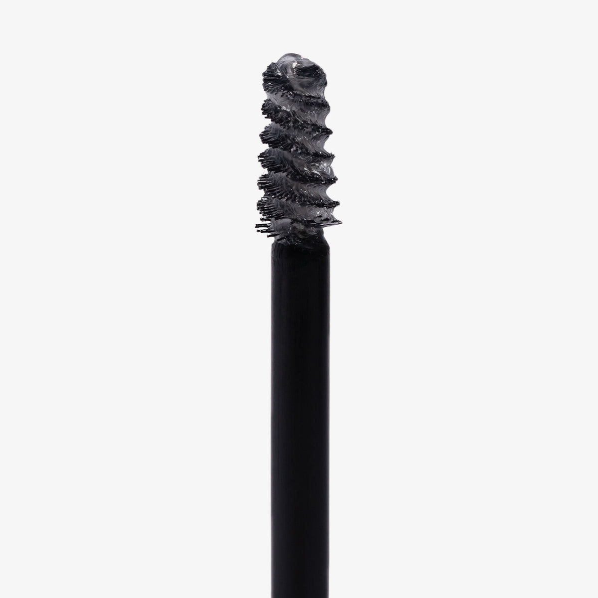 Eine Nahaufnahme eines Brow Blow Out Shaping Gel-Stabs mit mit Gel beschichteten Borsten, isoliert auf weißem Hintergrund.