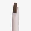 Nahaufnahme der eckigen Spitze des Brow Frame Pencil vor weißem Hintergrund.