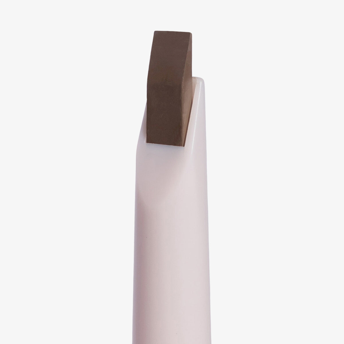 Nahaufnahme der eckigen Spitze des Brow Frame Pencil vor weißem Hintergrund.