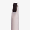 Nahaufnahme der eckigen Spitze des Brow Frame Pencil vor weißem Hintergrund.
