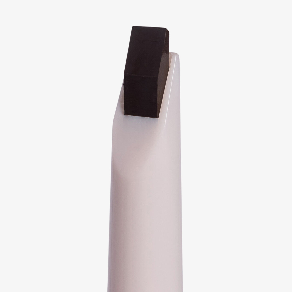 Nahaufnahme der eckigen Spitze des Brow Frame Pencil vor weißem Hintergrund.