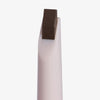 Eine Nahaufnahme des Brow Frame Pencil mit einer rechteckigen, dunkel gefärbten Spitze auf einem weißen Halter.