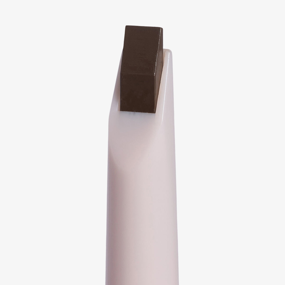 Eine Nahaufnahme des Brow Frame Pencil mit einer rechteckigen, dunkel gefärbten Spitze auf einem weißen Halter.