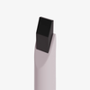 Nahaufnahme der eckigen Spitze des Brow Frame Pencil vor weißem Hintergrund.