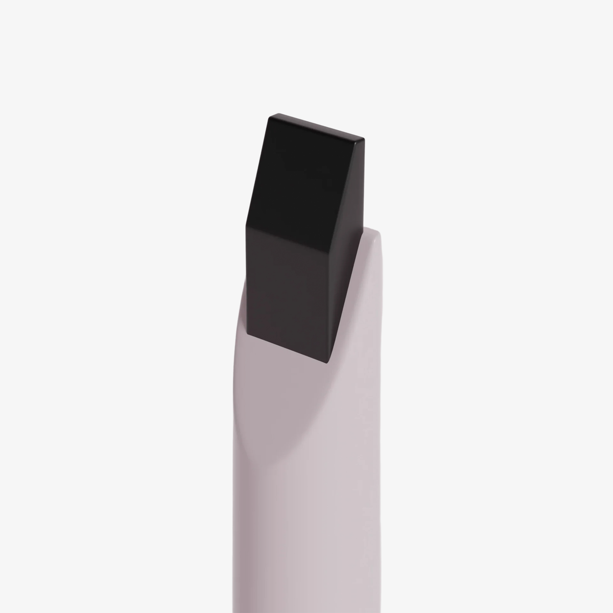 Nahaufnahme der eckigen Spitze des Brow Frame Pencil vor weißem Hintergrund.
