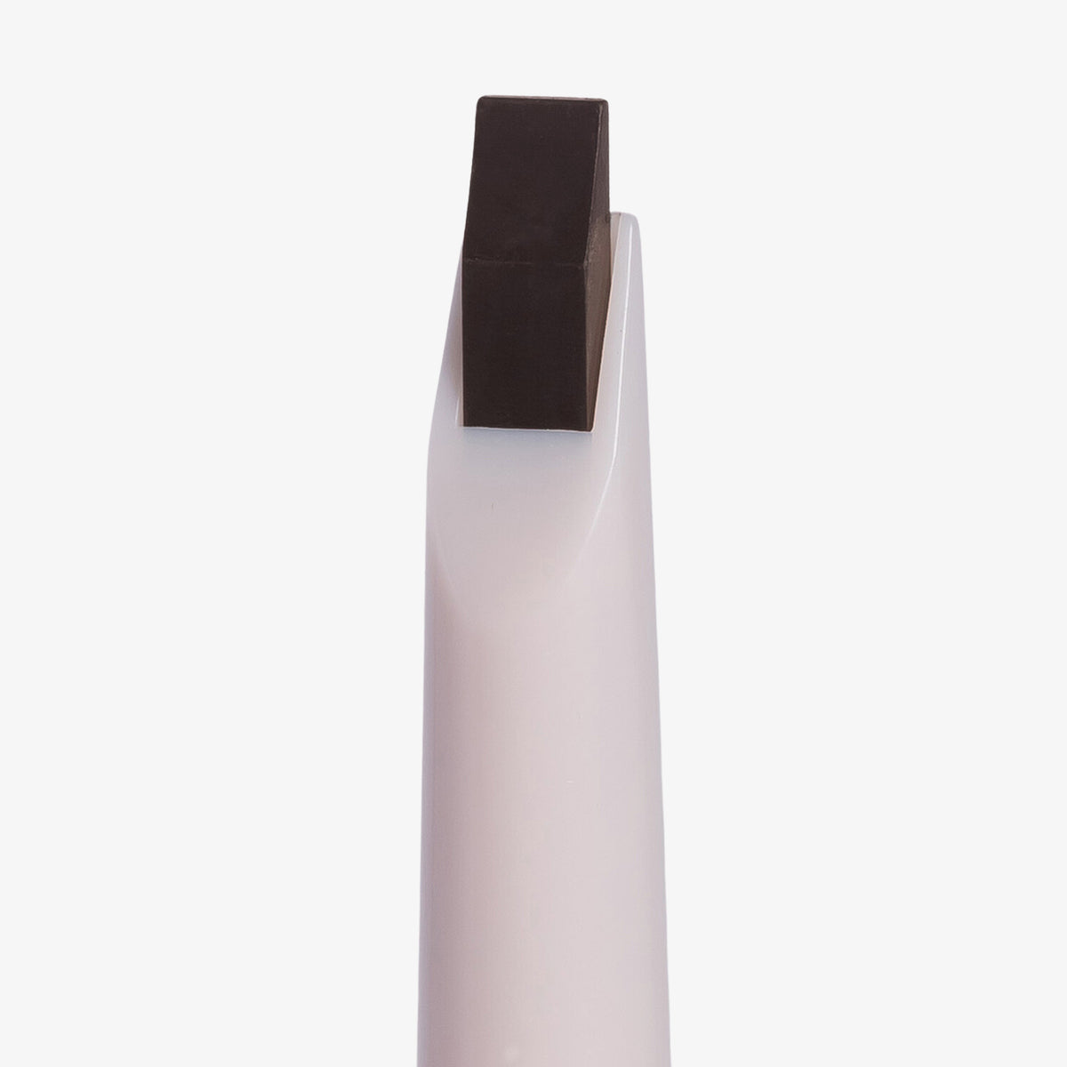Nahaufnahme der eckigen Spitze des Brow Frame Pencil vor weißem Hintergrund.