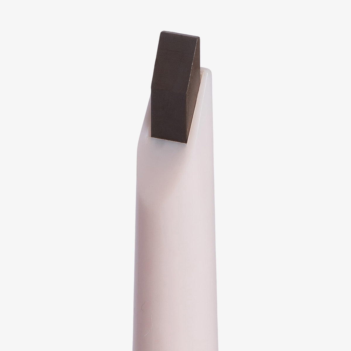 Nahaufnahme der eckigen Spitze des Brow Frame Pencil vor weißem Hintergrund.