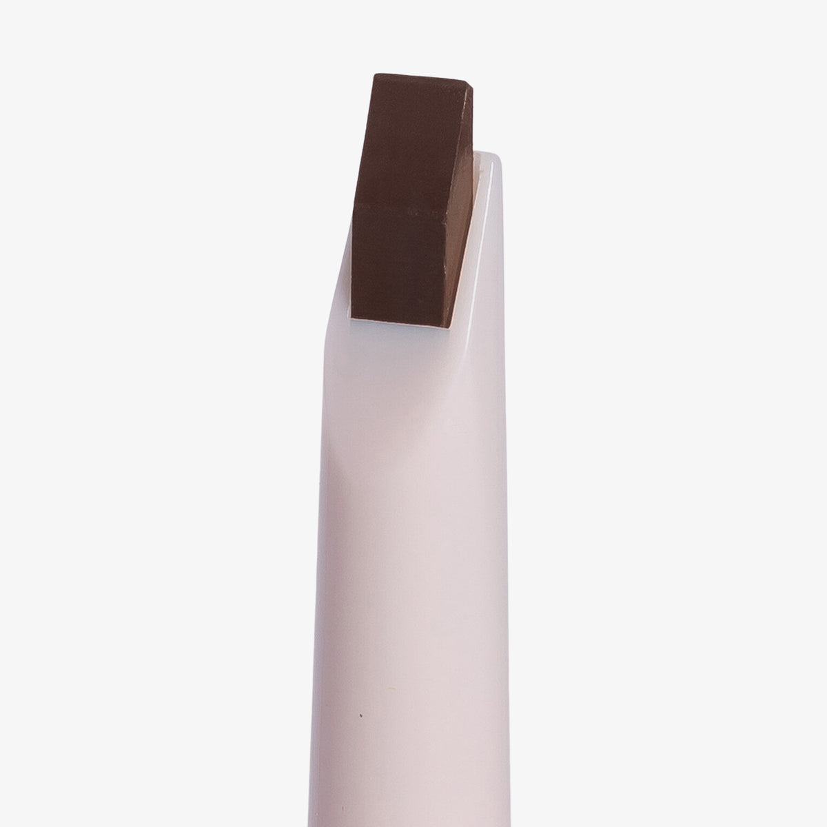 Nahaufnahme der eckigen Spitze des Brow Frame Pencil vor weißem Hintergrund.